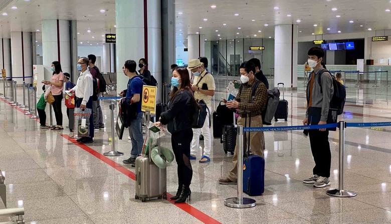 Hành khách làm thủ tục tại sân bay Nội Bài trước chuyến bay đi Dubai