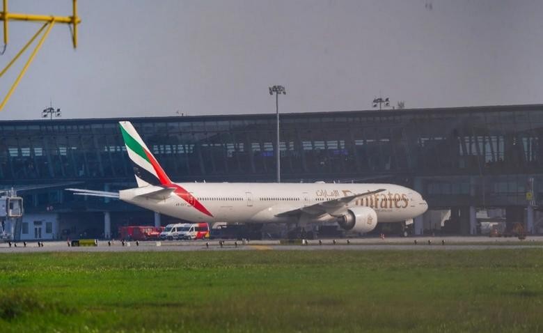 Máy bay Emirates Boeing 777 tại sân bay, khách chuẩn bị khởi hành