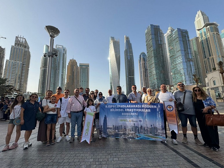 Đoàn khách lần đầu đến Dubai chụp ảnh trước tháp Burj Khalifa