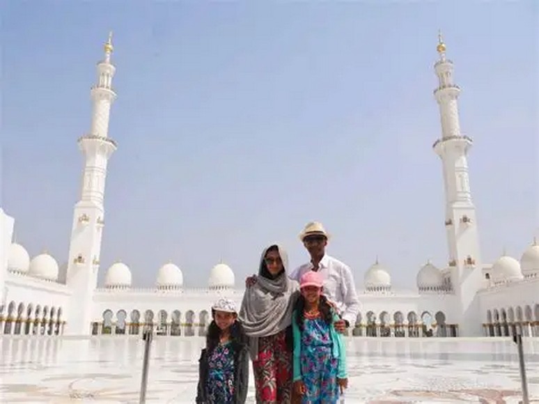 Gia đình nhiều thế hệ tham quan Đại Thánh đường Sheikh Zayed ở Abu Dhabi