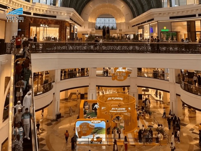 Trung tâm thương mại Dubai Mall vẫn đông khách vào buổi tối tháng Ramadan