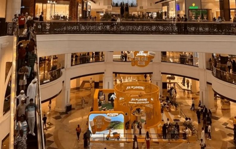 Du khách tham quan trong Dubai Mall mát lạnh giữa mùa hè