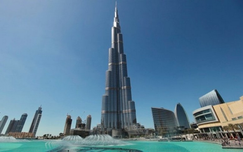 Đường phố Dubai dưới nắng gắt mùa hè với nền nhiệt cao