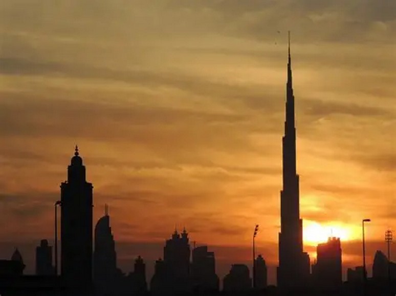 Tháp Burj Khalifa vươn cao giữa đường chân trời Dubai lúc hoàng hôn