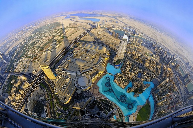 Tầm nhìn toàn cảnh Dubai từ đài quan sát trong tháp Burj Khalifa