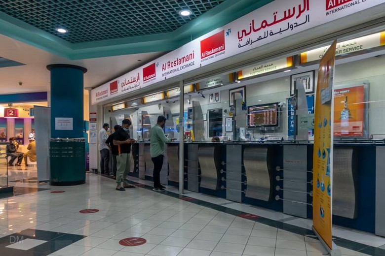 Quầy đổi tiền trong trung tâm thương mại ở Dubai với bảng tỷ giá điện tử