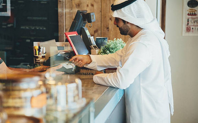 Du khách thanh toán bằng thẻ tại quầy trong trung tâm thương mại Dubai Mall