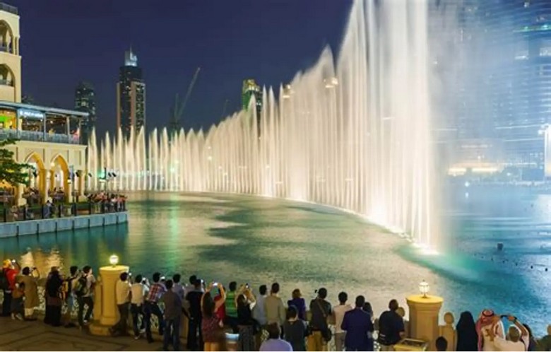 Đài phun nước Dubai bắn nước cao giữa Downtown Dubai về đêm