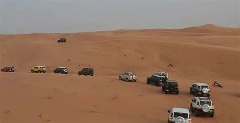Đoàn xe 4x4 lái vượt đồi cát đỏ trên sa mạc Dubai