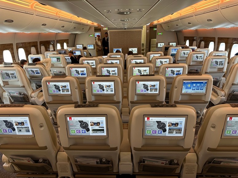 Khoang hạng phổ thông rộng rãi của Boeing 777 Emirates
