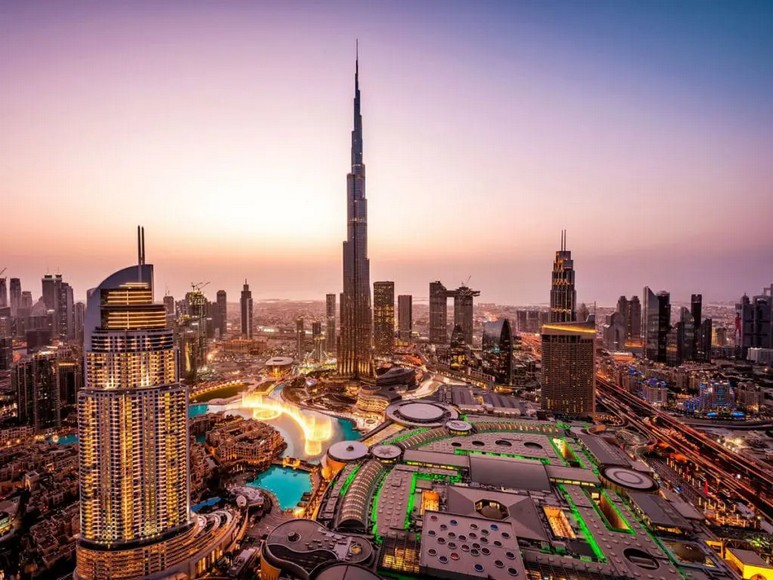 Toàn cảnh tháp Burj Khalifa và đường chân trời Dubai nhìn từ trên cao