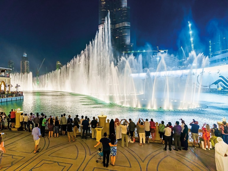 Đài phun nước Dubai biểu diễn trước Dubai Mall lúc tối