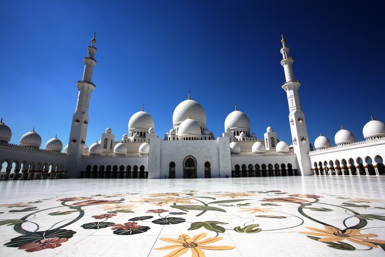 Đại Thánh đường Sheikh Zayed Abu Dhabi với các mái vòm trắng nổi bật