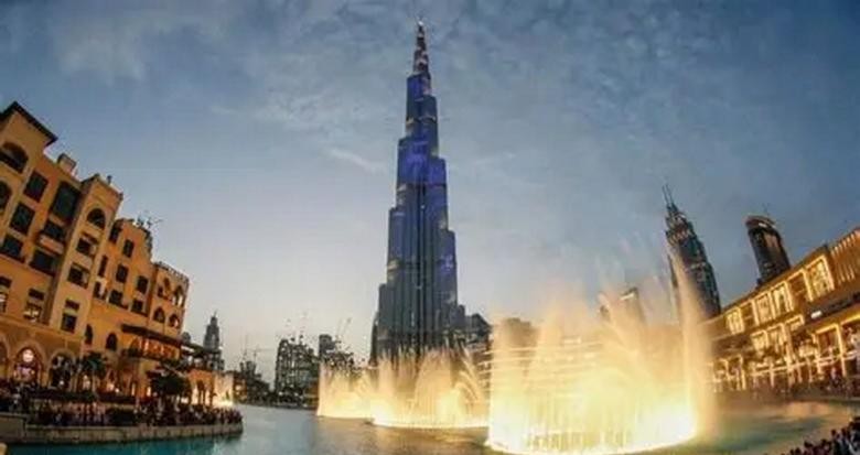 Tháp Burj Khalifa và đài phun nước Dubai lung linh lúc chạng vạng