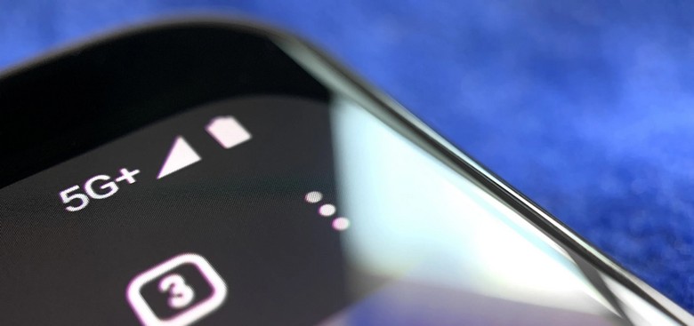 Biểu tượng sóng 5G mạnh trên điện thoại tại Dubai Marina