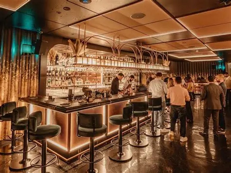 Quầy bar có giấy phép phục vụ đồ uống trong khách sạn tại Dubai