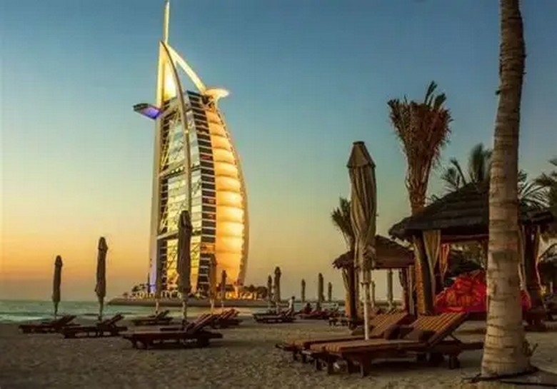 Khách sạn Burj Al Arab nhìn từ bãi biển Sunset Beach lúc hoàng hôn