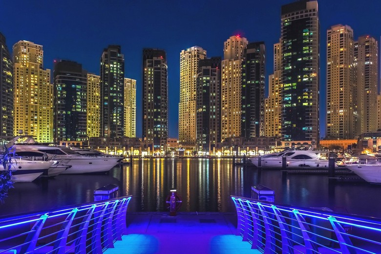 Bến du thuyền Dubai Marina rực sáng về đêm