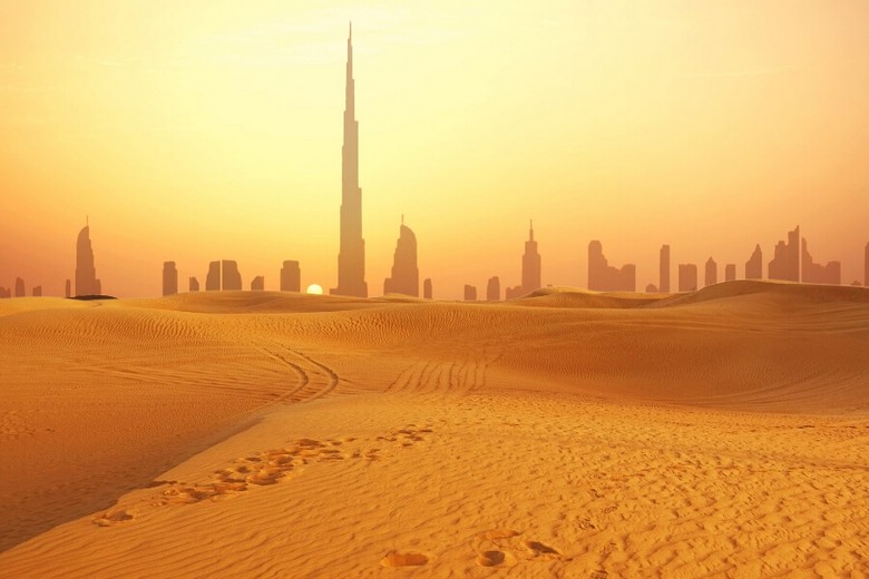Mặt trời gay gắt và nhiệt độ cao trên bầu trời Dubai mùa hè