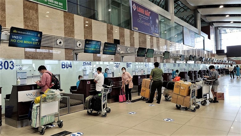 Quầy làm thủ tục và máy bay Emirates ở sân bay Nội Bài