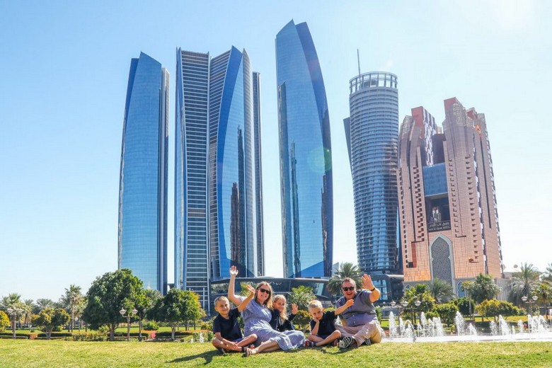 Gia đình nhiều thế hệ đi tour Dubai cùng hướng dẫn viên