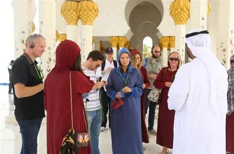  Đoàn khách lớn tuổi tham quan Đại Thánh đường Sheikh Zayed ở Abu Dhabi vào buổi sáng
