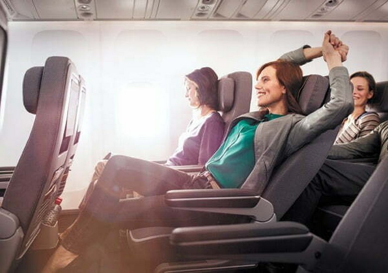 Hành khách duỗi chân vận động nhẹ trên chuyến bay đường dài