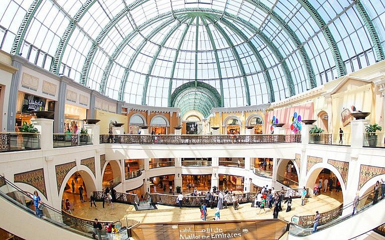 Không gian rộng lớn bên trong trung tâm thương mại Dubai Mall