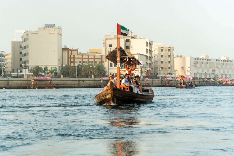 Thuyền gỗ abra chở khách qua lạch Dubai Creek