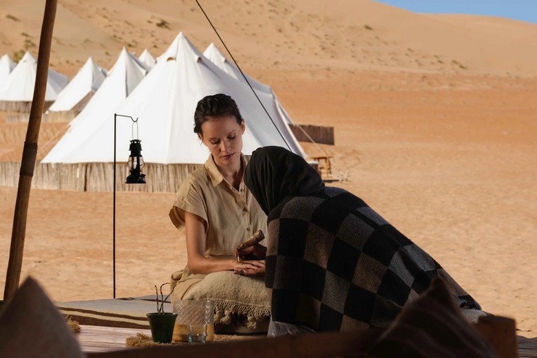 Du khách vẽ henna trong trại sa mạc Bedouin
