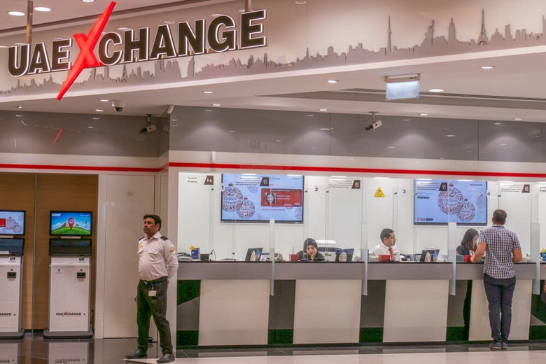 Quầy đổi tiền và đồng Dirham UAE