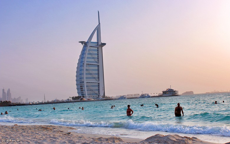 Nước biển Dubai trong xanh dưới nắng mùa hè