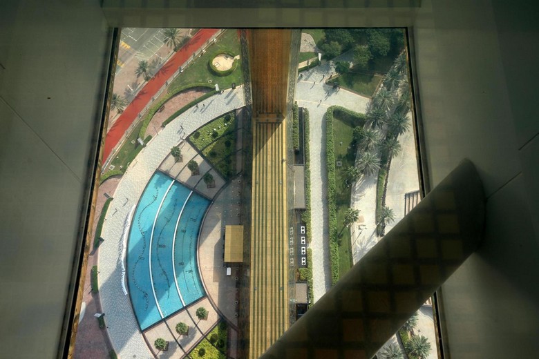 Sàn kính trong suốt trên cầu Sky Deck nhìn thẳng xuống Zabeel Park
