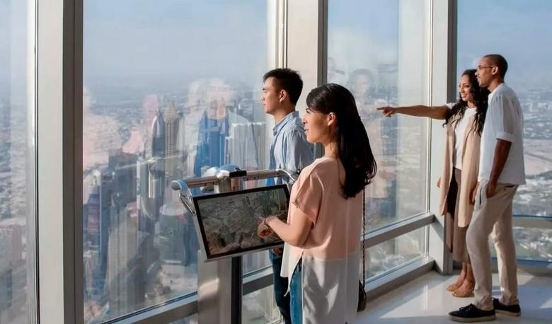 Du khách ngắm thành phố qua kính viễn vọng trên đài quan sát Burj Khalifa