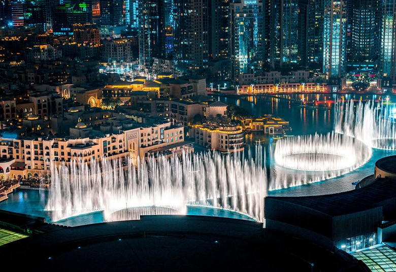 Đài phun nước Dubai Fountain biểu diễn miễn phí trước tháp Burj Khalifa