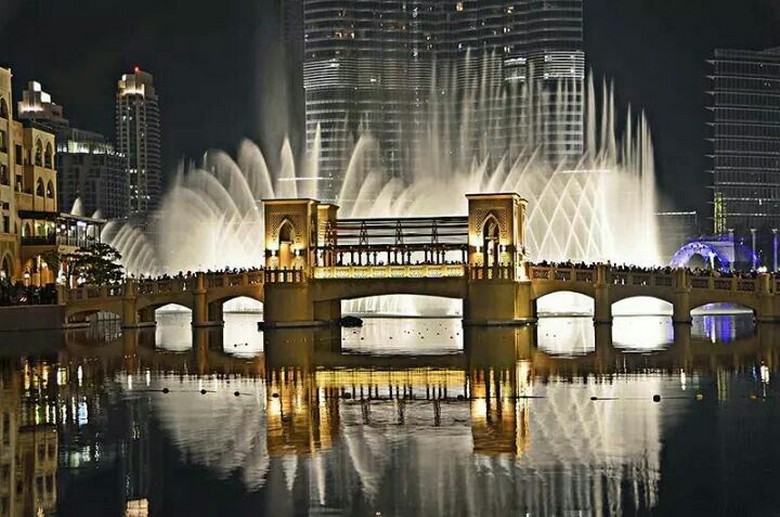 Nhìn ra cầu Souk Al Bahar nhìn ra đài phun nước Dubai
