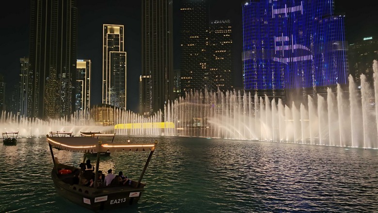 Thuyền gỗ abra trên hồ Burj Lake giữa màn trình diễn nước