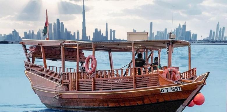 Thuyền Abra qua kênh Dubai Creek nối Chợ Vàng và khu phố cổ