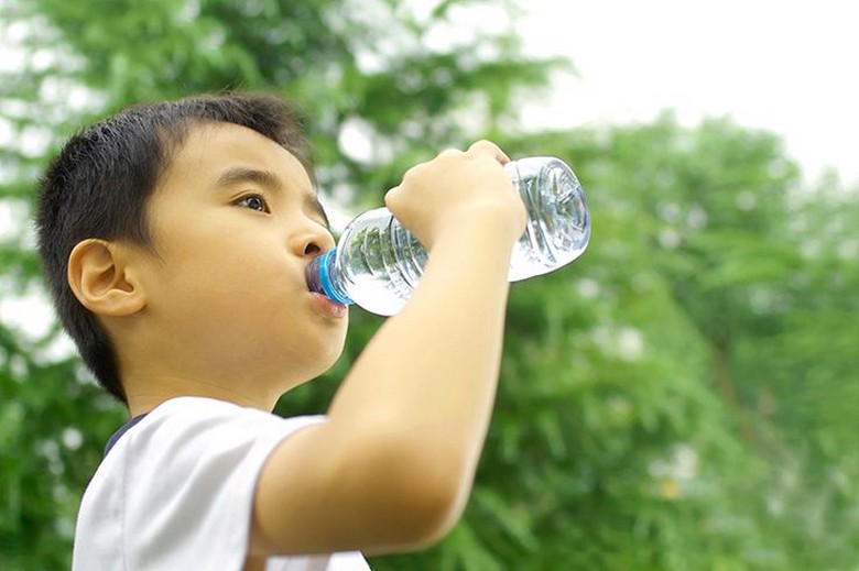 Trẻ em uống nước và nghỉ ngơi dưới bóng râm tại một điểm tham quan Dubai