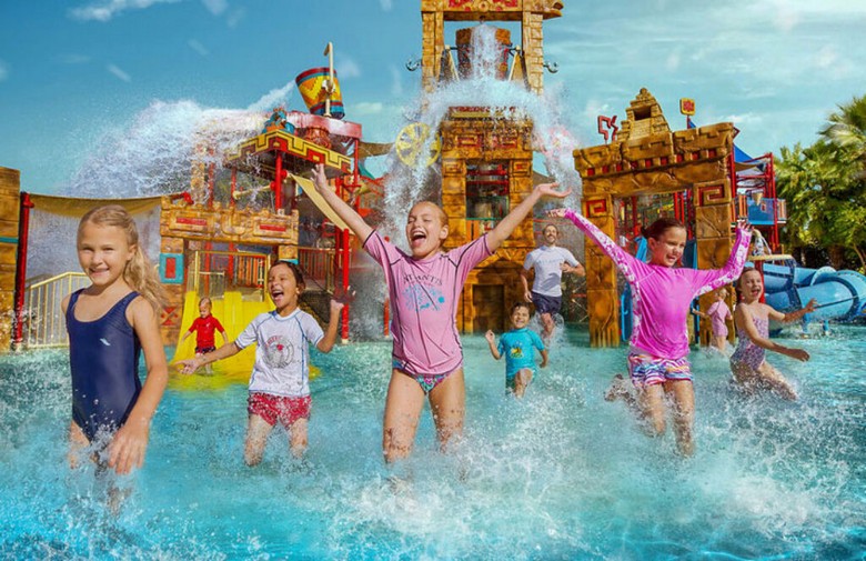 Trẻ em chơi tại khu vực nước nông của công viên Aquaventure