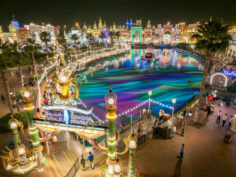 Các gian hàng văn hóa rực rỡ ánh đèn tại Global Village Dubai về đêm