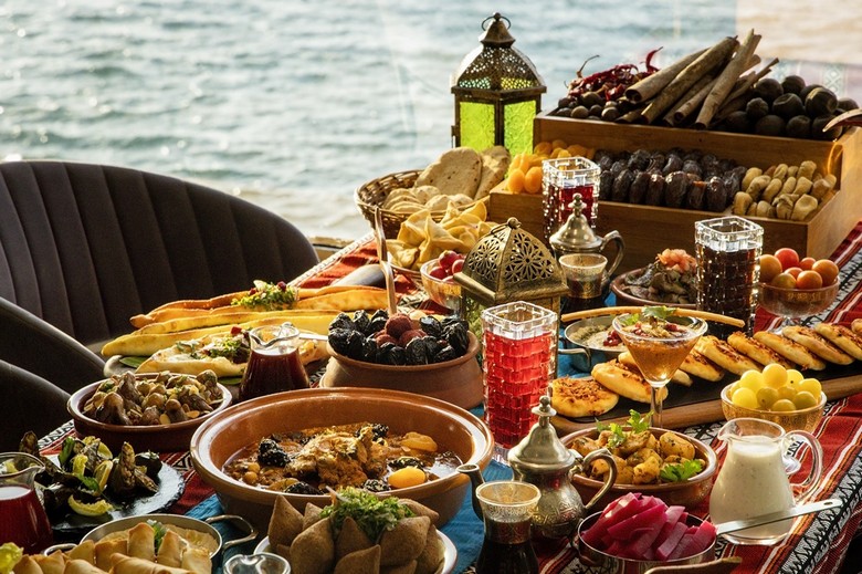 Bàn tiệc Iftar phá chay truyền thống trong tháng Ramadan tại Dubai