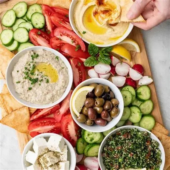 Các món mezze lạnh bày trong đĩa nhỏ nhiều màu sắc