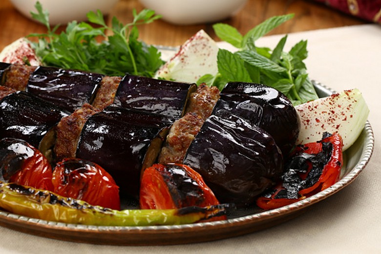 Đĩa mutabal cà tím nướng bên cạnh dolma lá nho cuốn