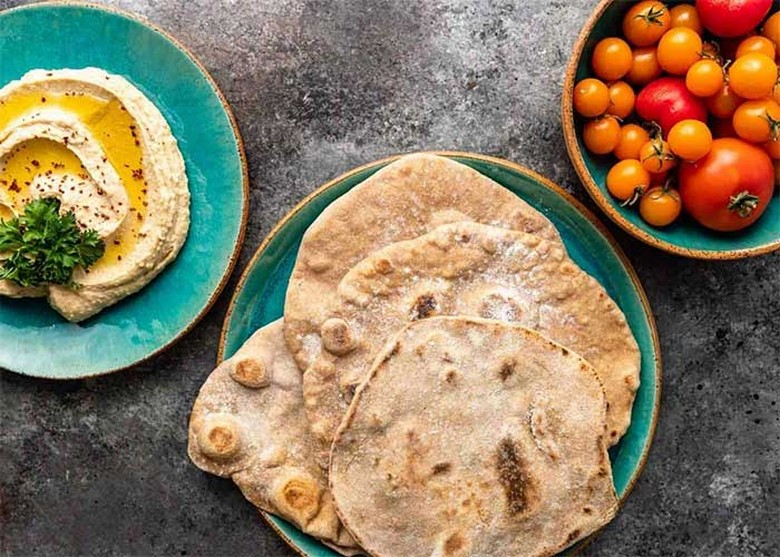 Bánh khubz nóng dùng để xúc các món mezze