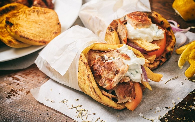 Một chiếc shawarma gà mới cuộn tại quán đường phố Dubai
