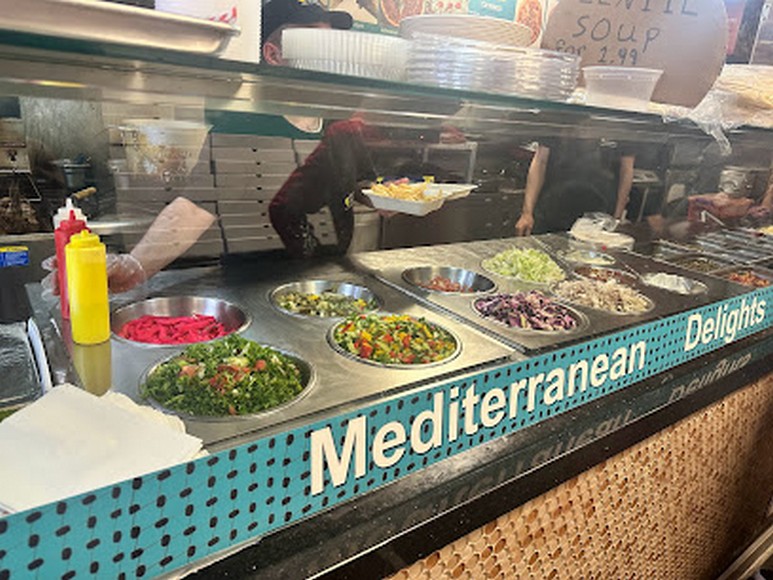 Rau sống, dưa chua và sốt tỏi bày sẵn tại quầy shawarma