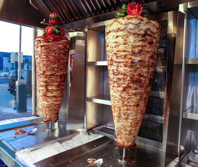 Xiên thịt shawarma quay đứng tại một quán đường phố ở Dubai