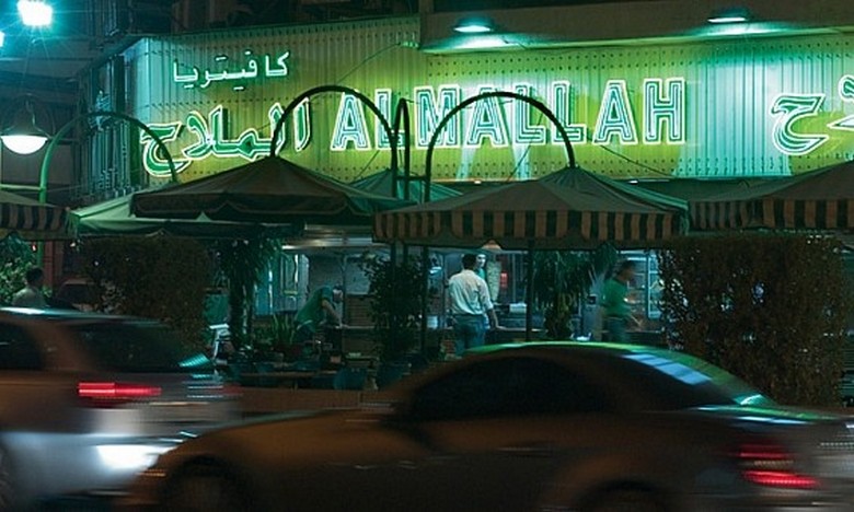 Quán Al Mallah về đêm với khách xếp hàng mua shawarma
