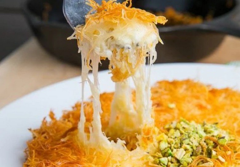 Bánh kunafa nóng phủ phô mai kéo sợi và hạt hồ trăn tại Dubai